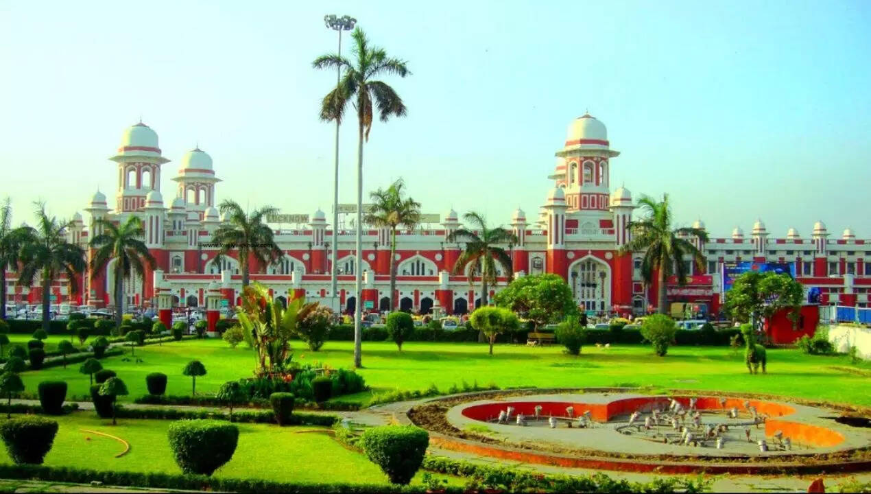 लखनऊ का चारबाग रेलवे स्टेशन देता है महल का अहसास