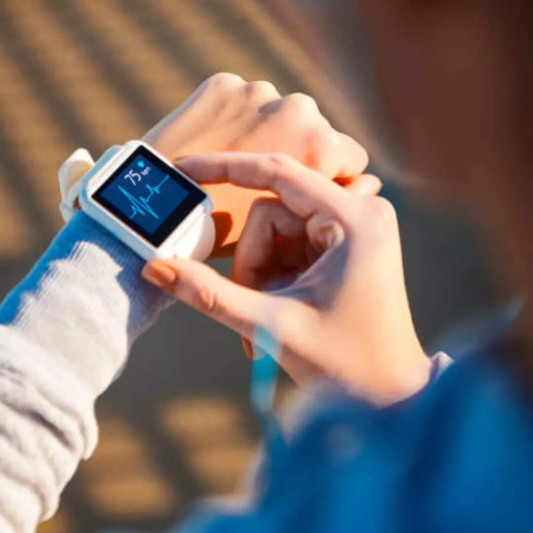 स्मार्टवॉच (Apple Watch या Fitbit)