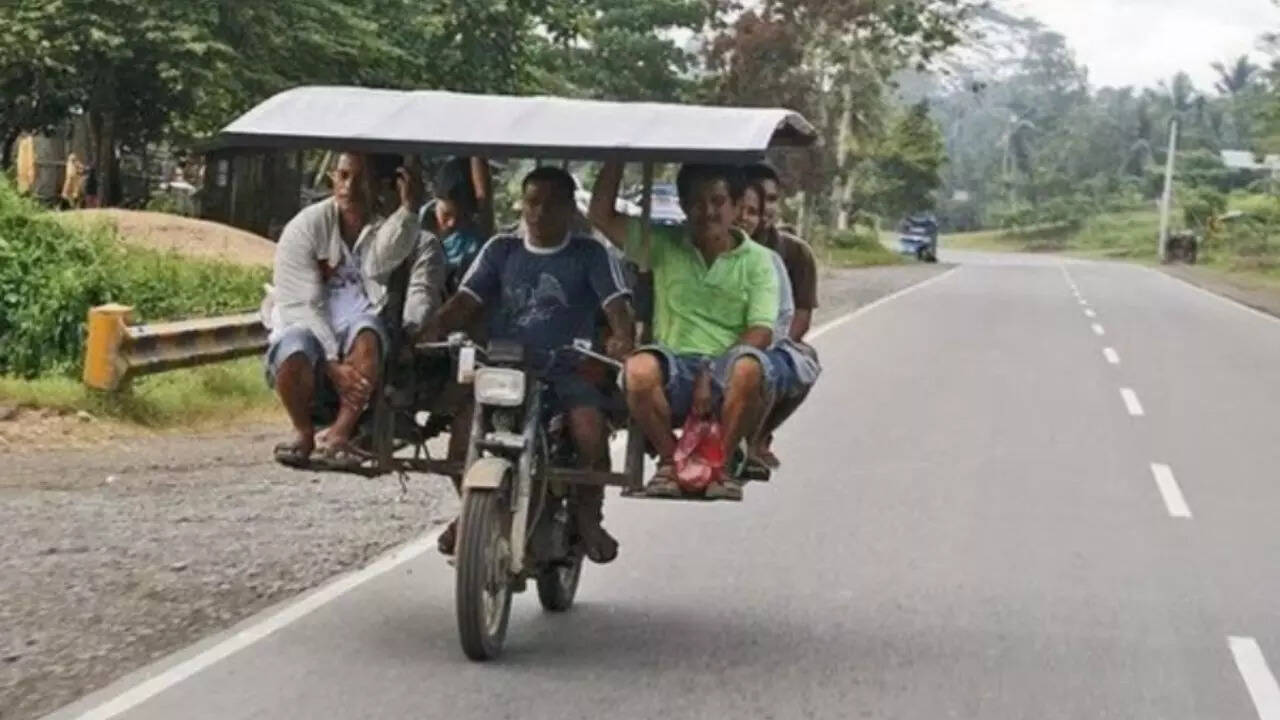 बाइक को कैसे कार जितना बड़ा किया जाए ये इस बंदे से सीख लेना चाहिए।