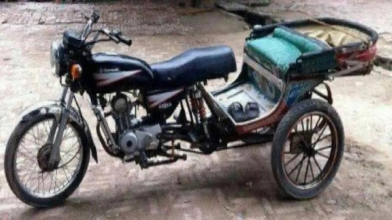 तस्वीर में देखिए कैसे भारतीय ने गजब का दिमाग लगाकर रिक्शा में ही बाइक को फिट कर दिया।