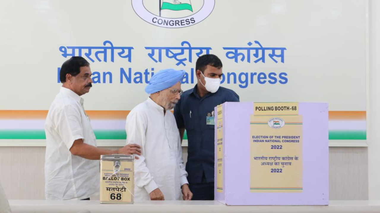 कांग्रेस अध्यक्ष के लिए मतदान करते हुए मनमोहन सिंह