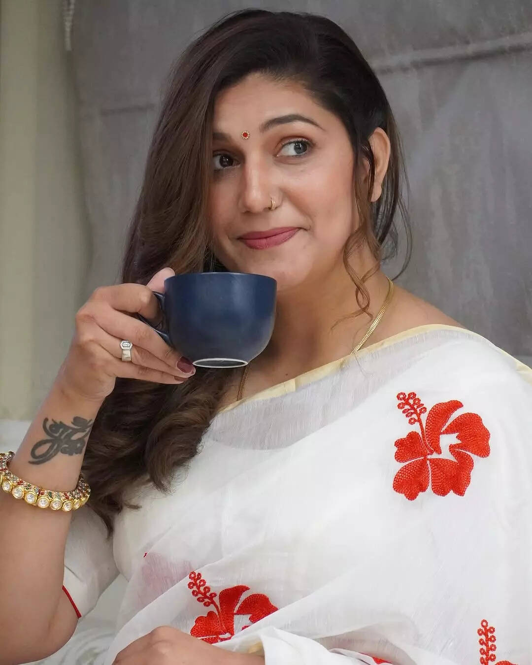 ठंड में चाय की चुस्की