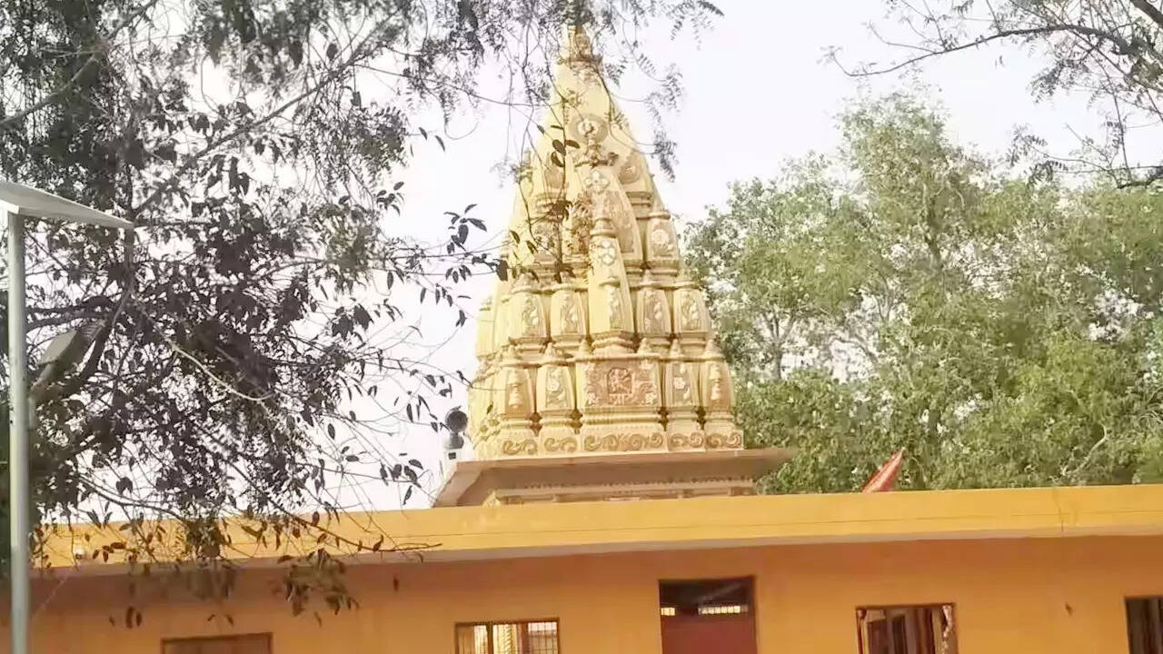 शिव और दुर्वासा की पूजा करने आते हैं भक्त