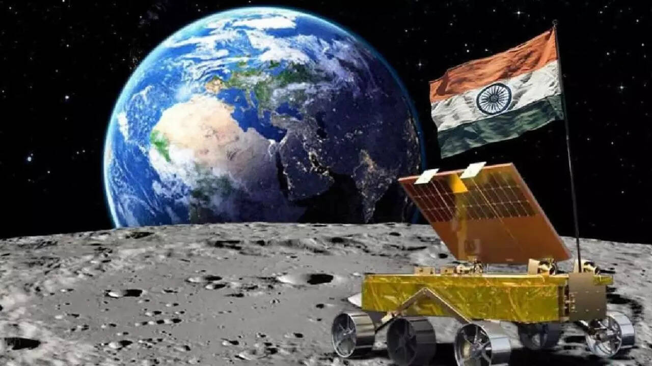 3 चंद्रमा का मालिक कौन है