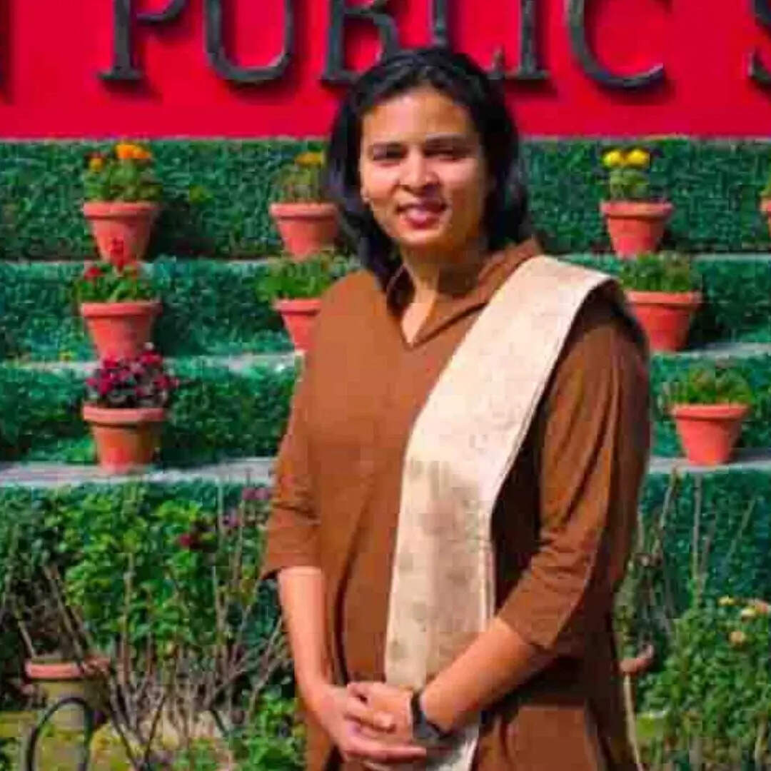 पिता हाईस्कूल पास