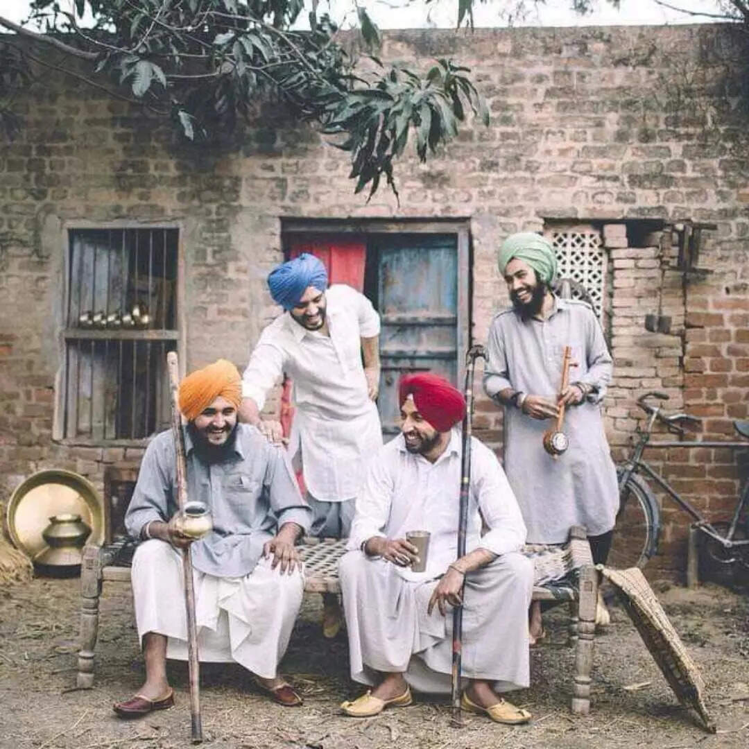 गांव में पसरा सन्नाटा