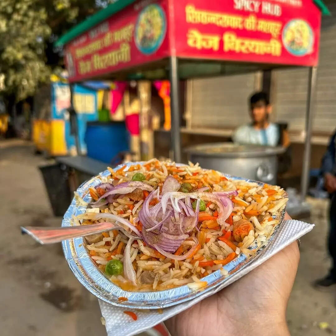200 लोग आते हैं