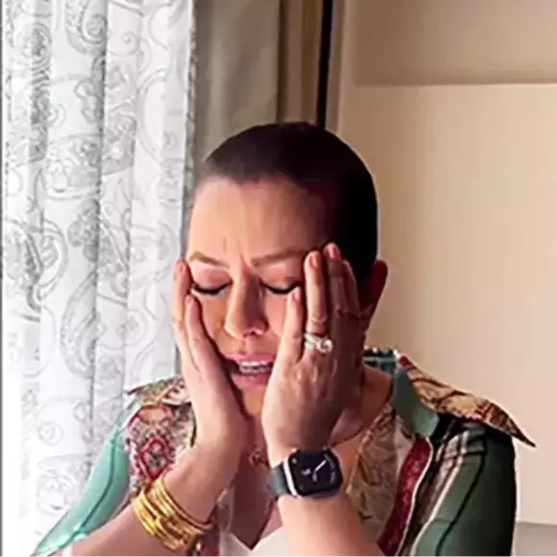 महिला चौधरी Mahima Chaudhry के मुंह पर आकर लगा कार का शीशा