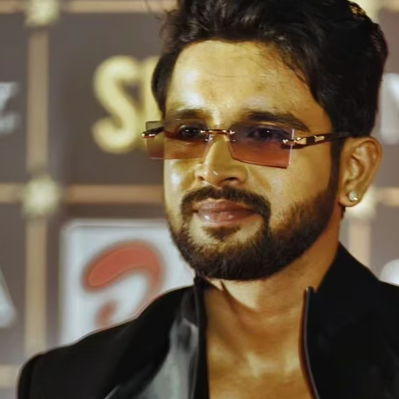 रोड पर भिड़ गई किरन राज Kiran Raj कार