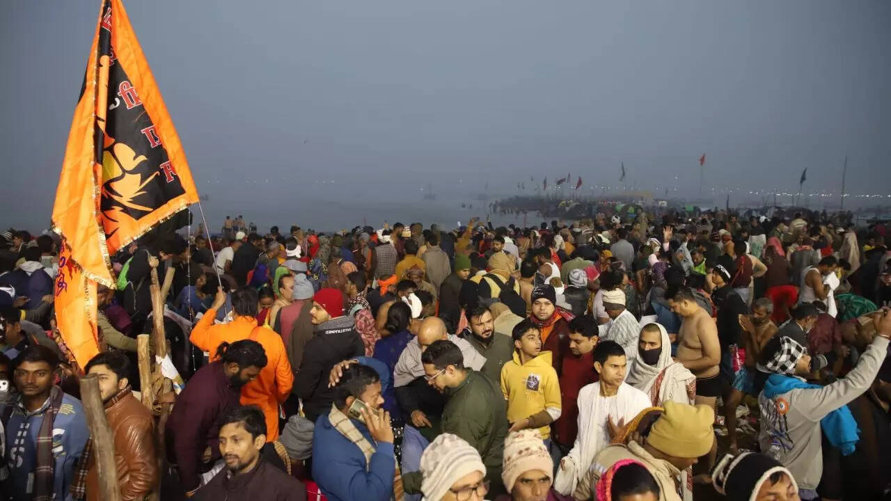 पैदल ही संगम क्षेत्र पहुंच रहे श्रद्धालु