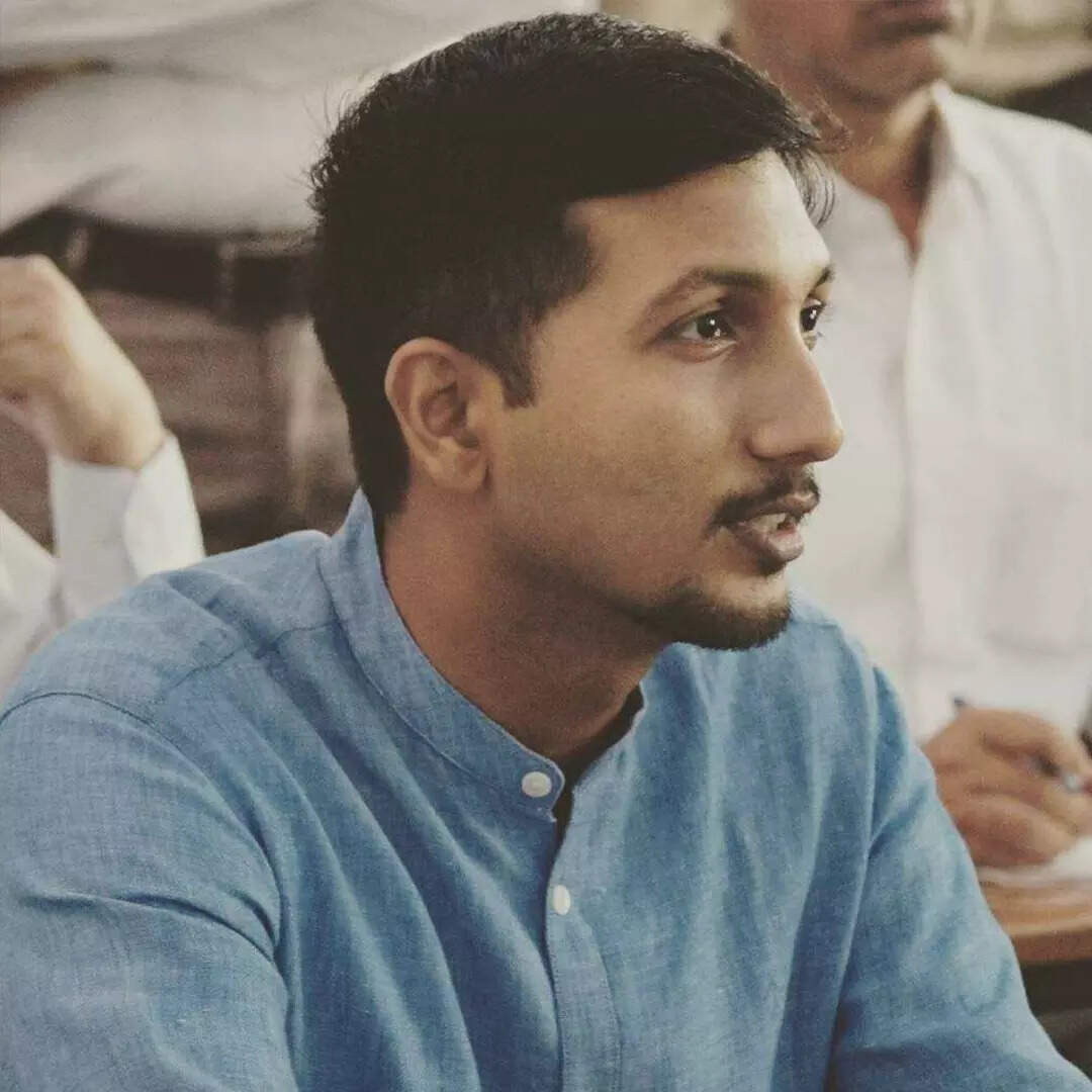 बीटेक हैं विशाख जी