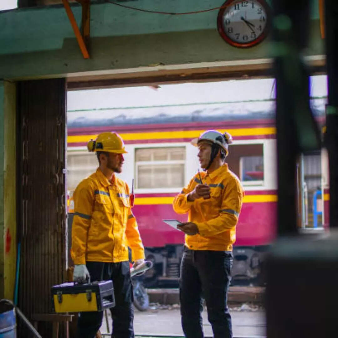 What is a train engineer salary know railway je salary facilities