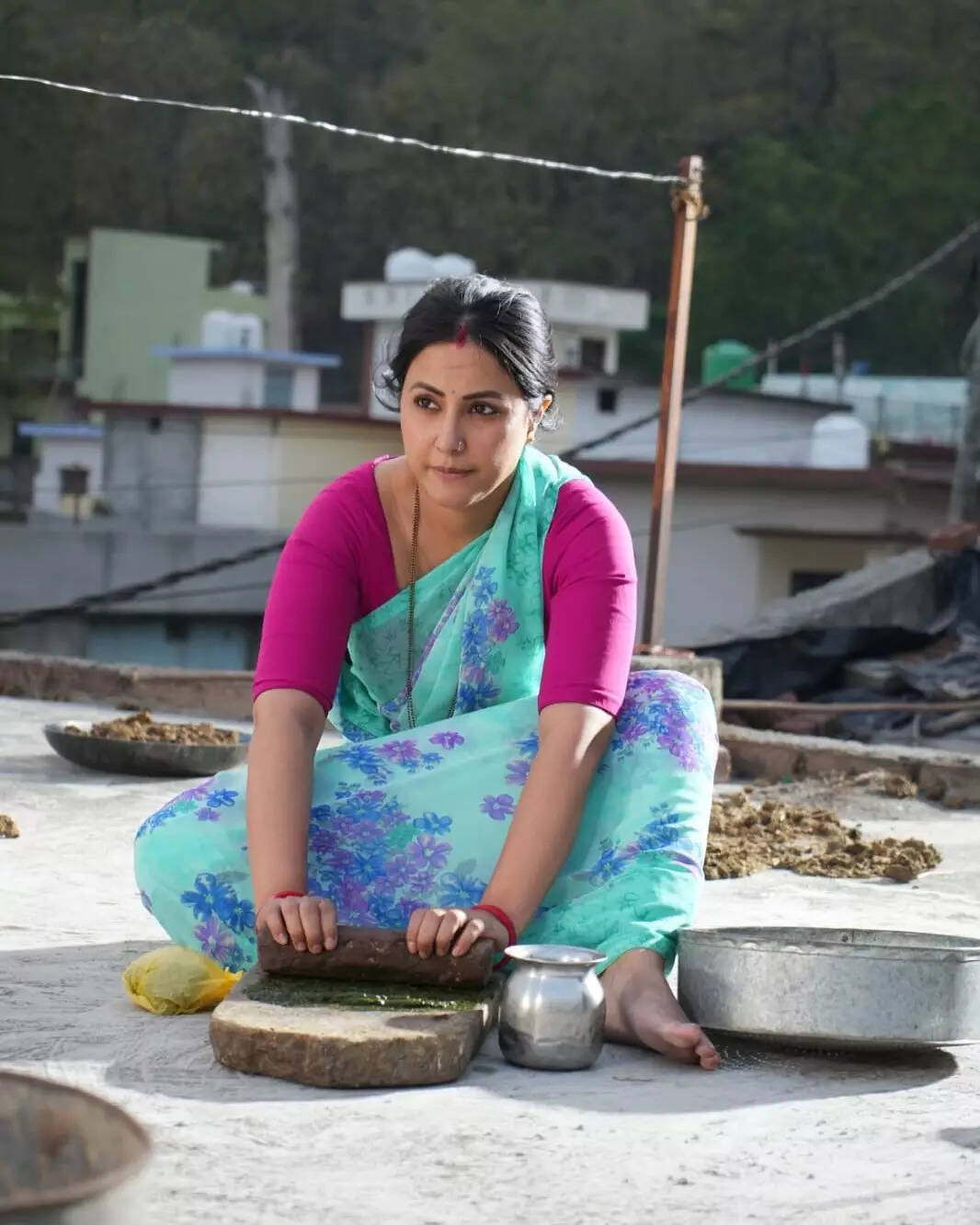घरेलू महिला बनी हिना खान