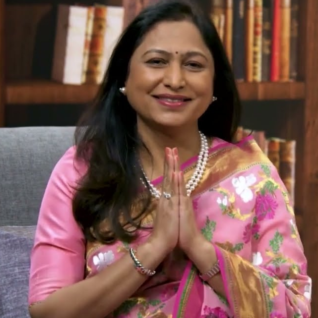 गुलाबी साड़ी में प्रीटी लेडी