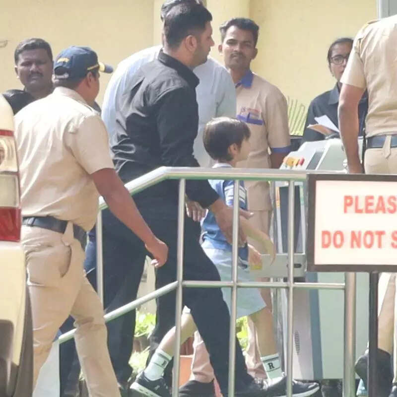 पिता से मिलने अस्पताल छोटे भाई जेह संग पहुंचे तैमूर