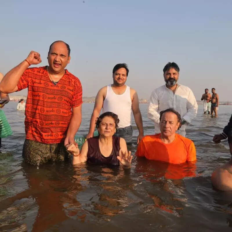 'रामायण' फेम अरुण गोविल ने लगाई संगम में डुबकी