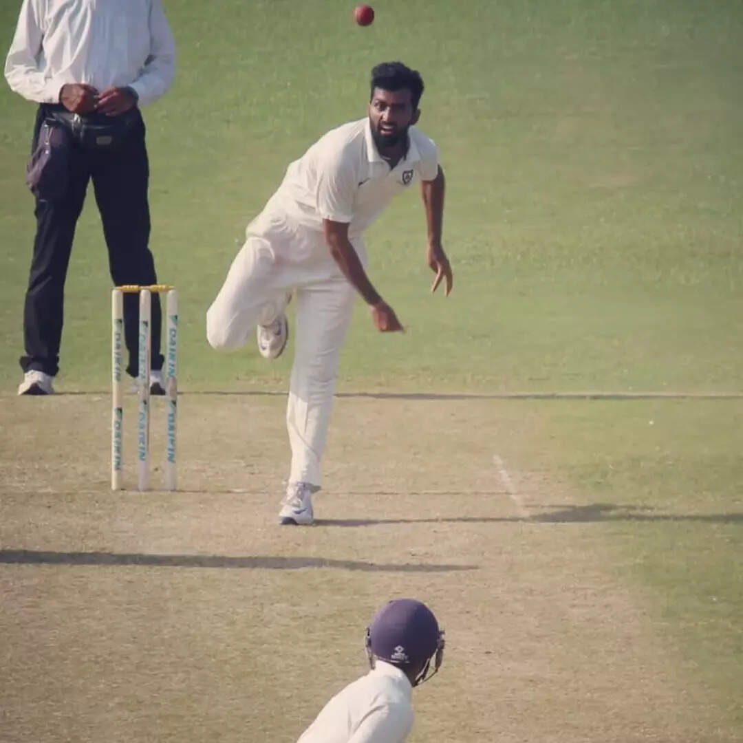 शिवम शर्मा की लाजवाब गेंदबाजी