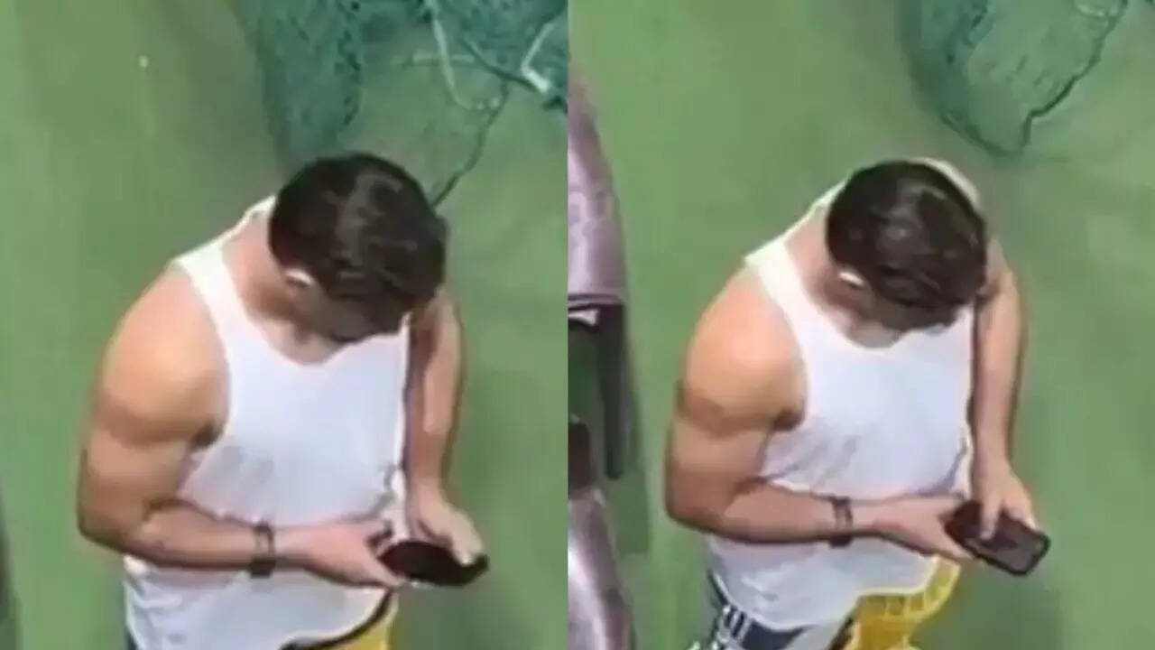प्रेक्टिस सेशन में फोन के साथ दिखे थे धोनी