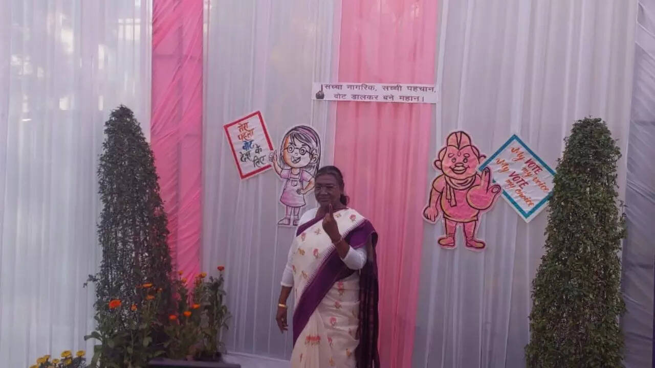 राष्ट्रपति मुर्मू ने खिंचाई तस्वीर