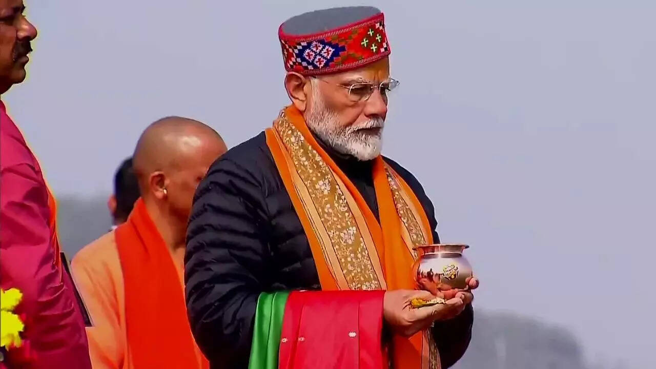 त्रिवेणी तट पर की पूजा अर्चना