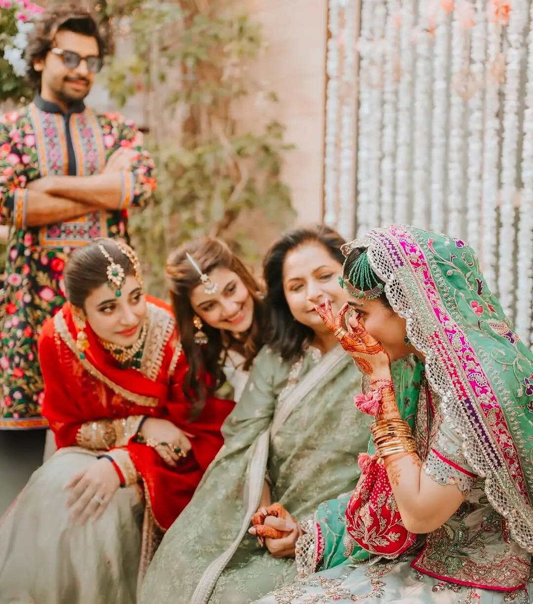 आंसू पोंछती दिखी एक्ट्रेस
