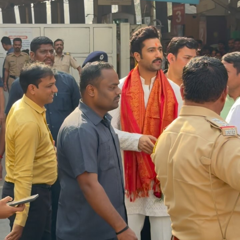 सिद्धिविनायक मंदिर पहुंचे विक्की कौशल