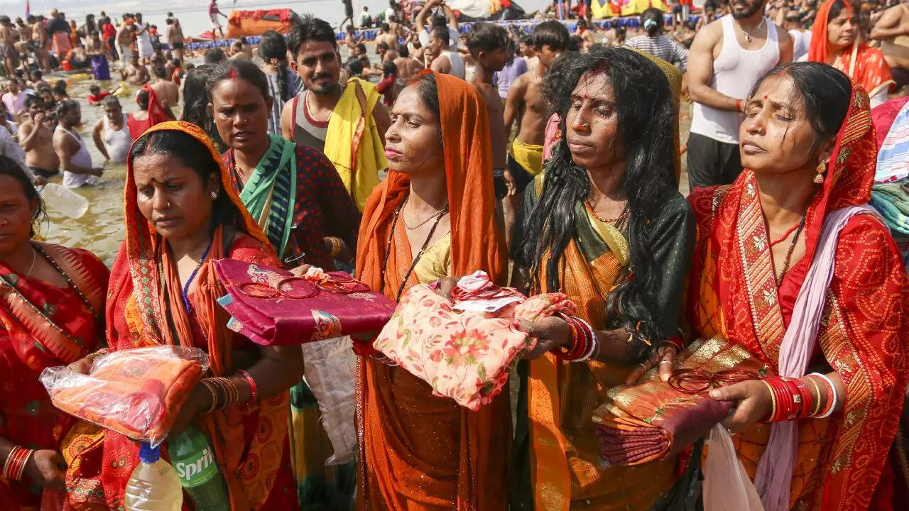 प्रयागराज से अयोध्या-काशी जा रहे श्रद्धालु