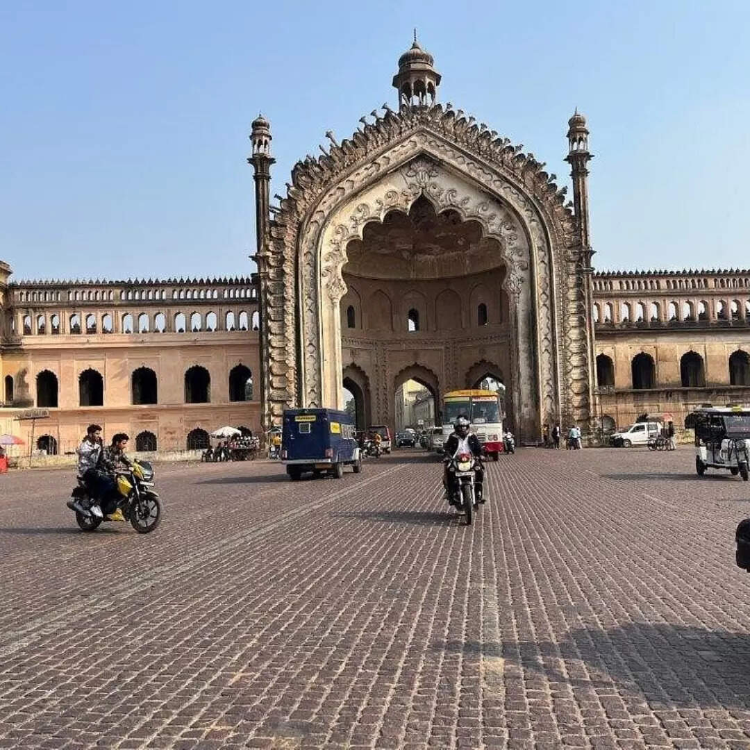 कैसे पहुंचे रूमी दरवाजा