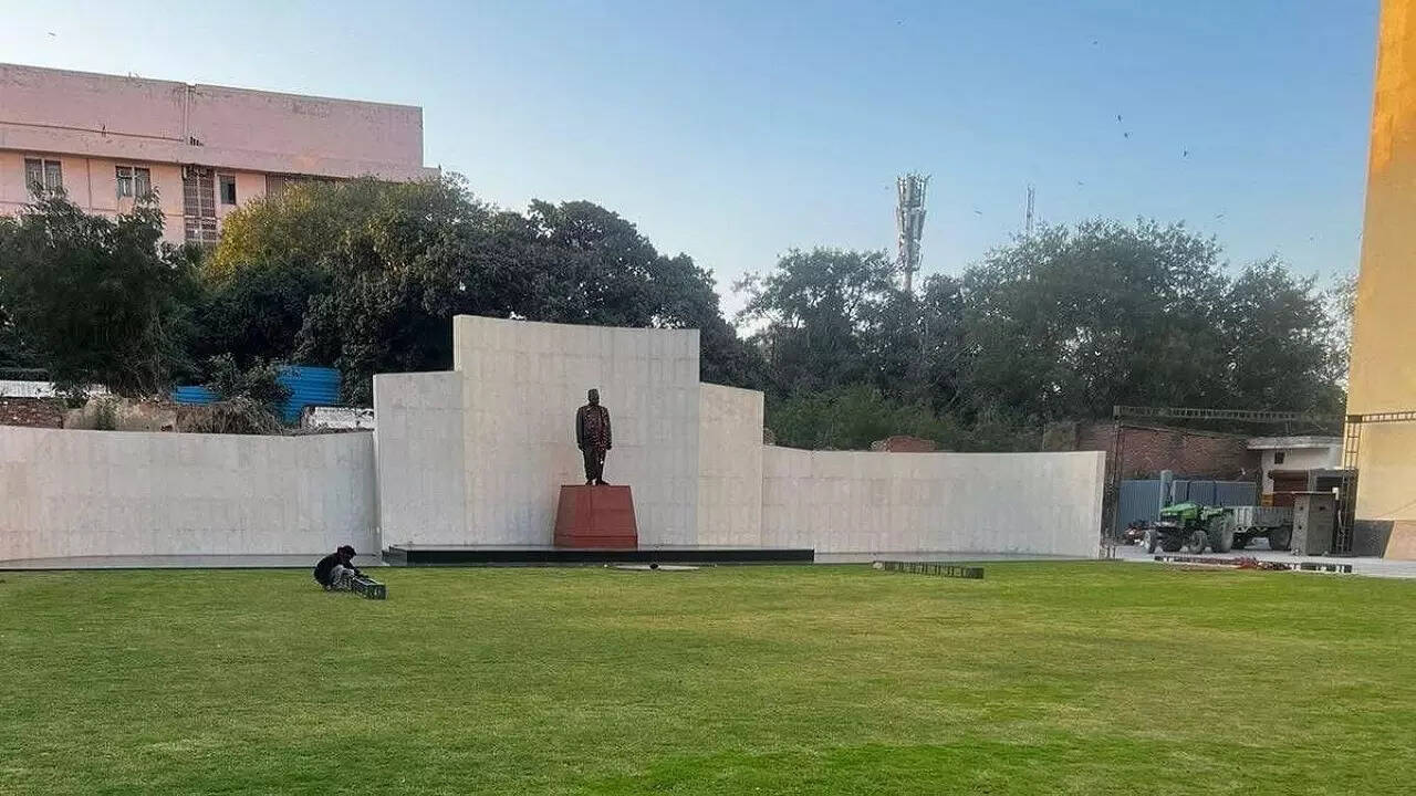 लाइब्रेरी में 8 हजार किताबें