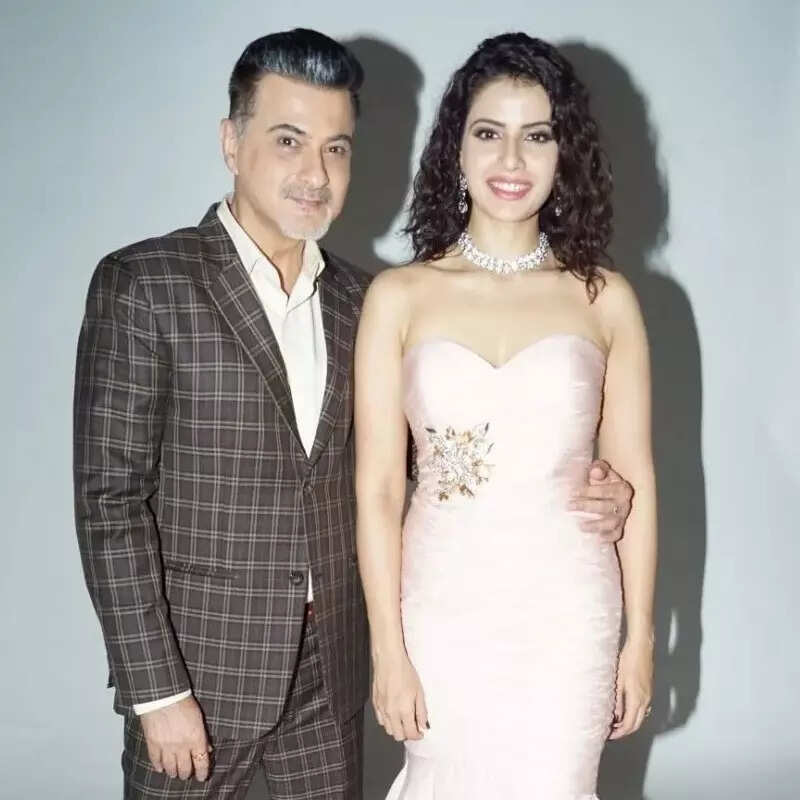 स्मृति कालरा-संजय कपूर Smriti Kalra-Sanjay Kapoor