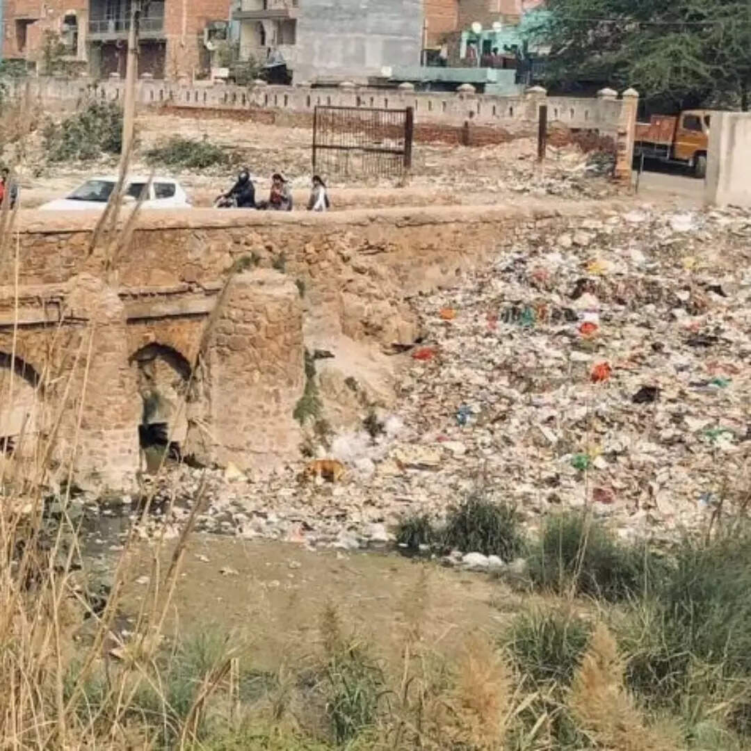 कूड़े के ढेर में हुआ तब्दील