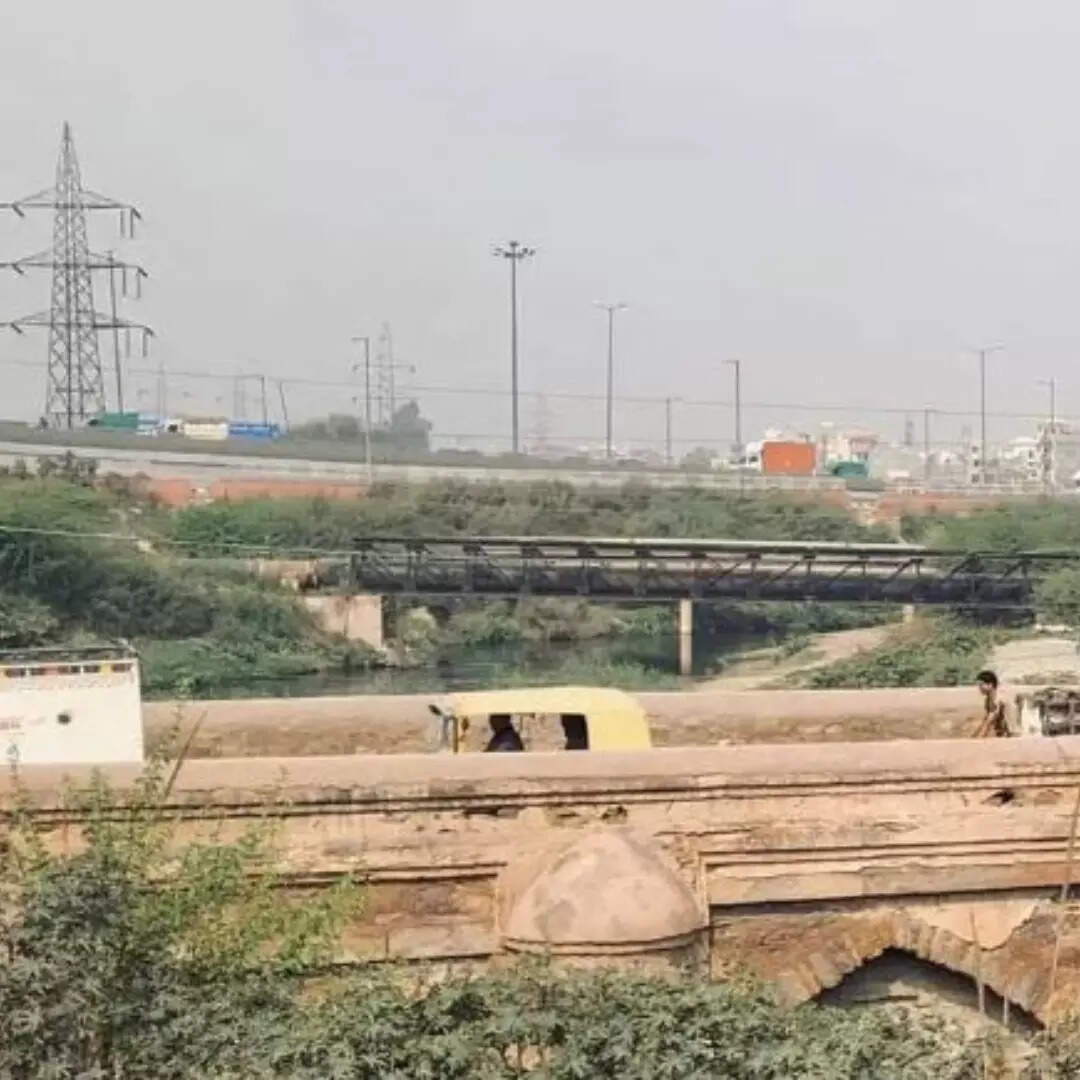 लाल किले तक जाती है सुरंग