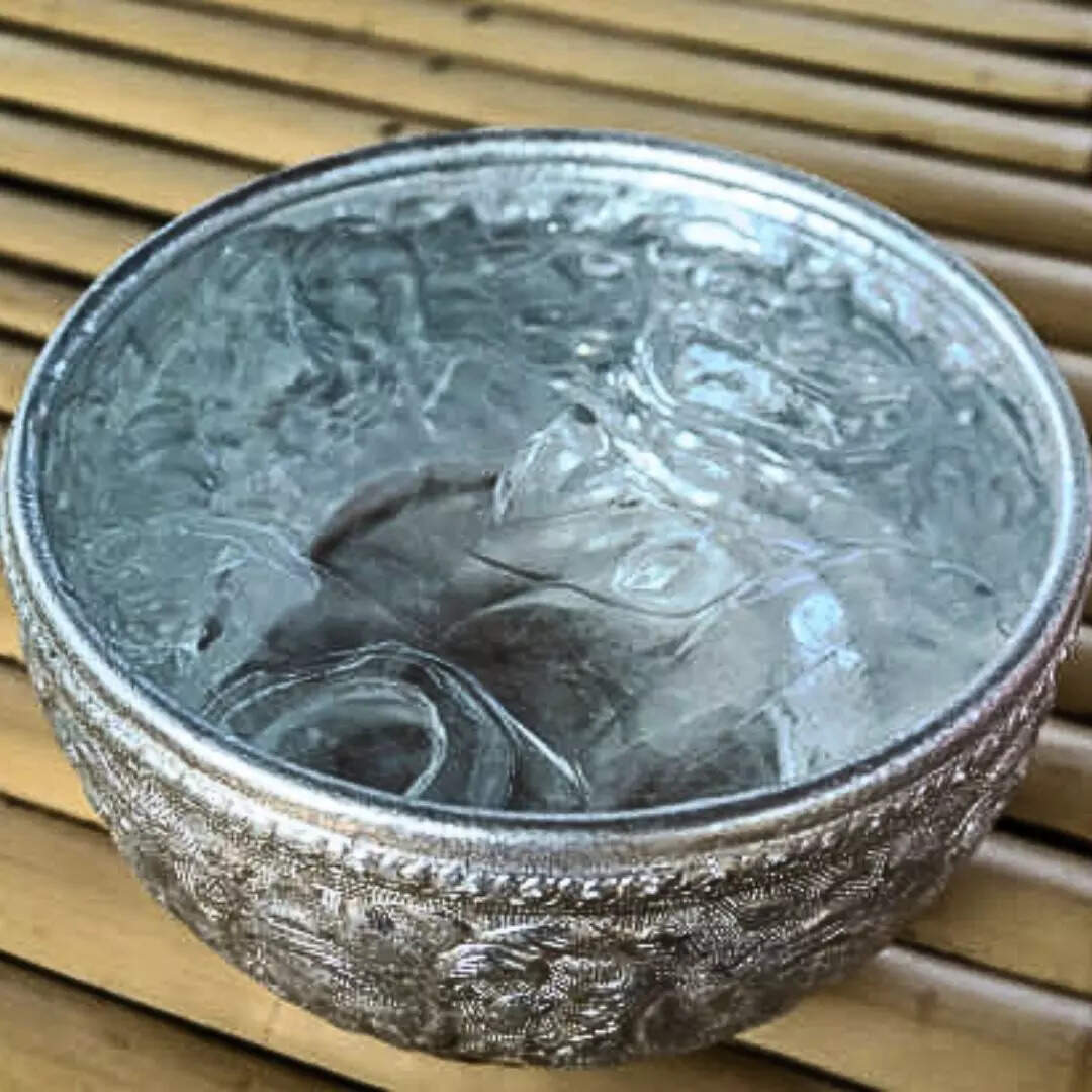 चांदी बाउल में पानी