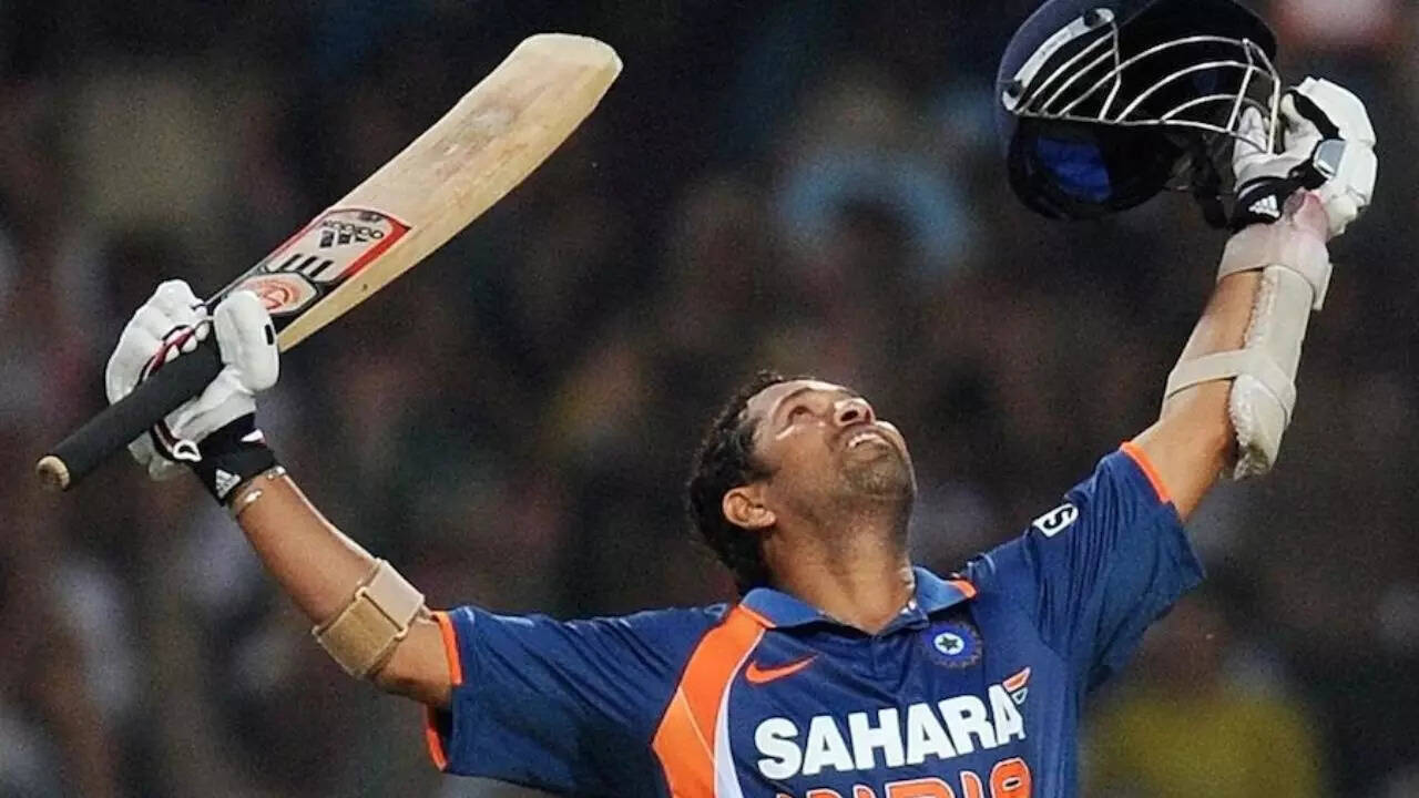 सचिन साल 1996 में पहली बार वनडे में दुनिया के नंबर वन बैटर बने थे। उसके बाद उन्होंने ये उपलब्धि हासिल की और लंबे समय तक इस पोजीशन पर बने रहे।