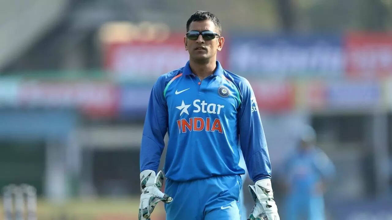 धोनी अप्रैल 2006 नें पहली बार वनडे रैकिंग में नंबर वन स्थान हासिल किया था। वो कई बार इस मुकाम पर पहुंचे।