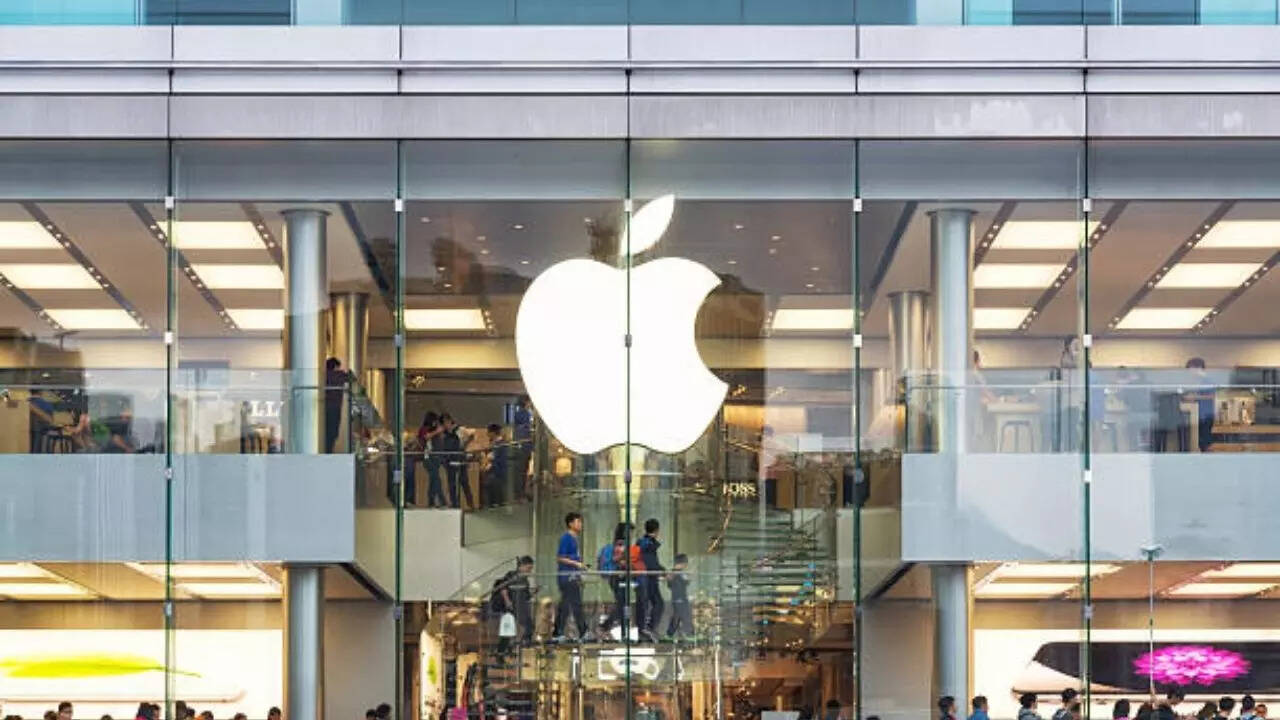 Apple पहले से तीसरे स्थान पर खिसका