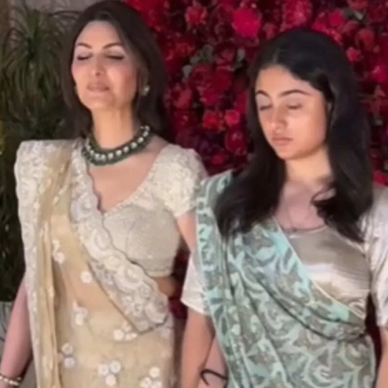 लहंगा पहनकर शादी में आई समारा