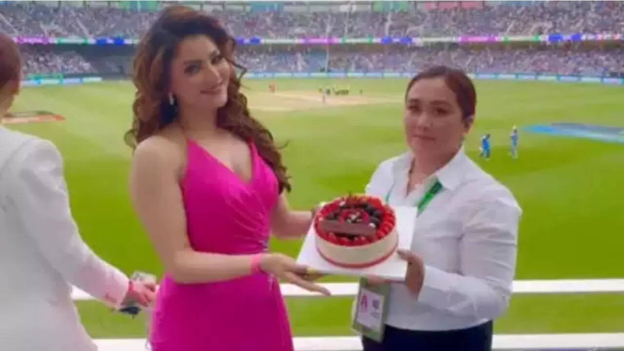 उर्वशी रौतेला ने काटा केक