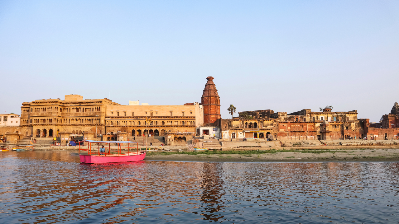 कभी यमुना किनारे भगवान कृष्ण दिखाते थे अपनी लीला