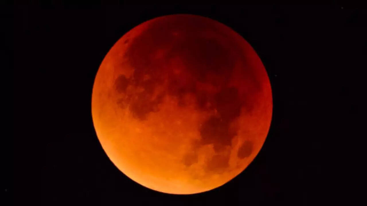 इस दिन 'खूनी लाल' होगा चांद, क्या भारत में आएगा नजर? जानें कब और कहां देखें  नजारा