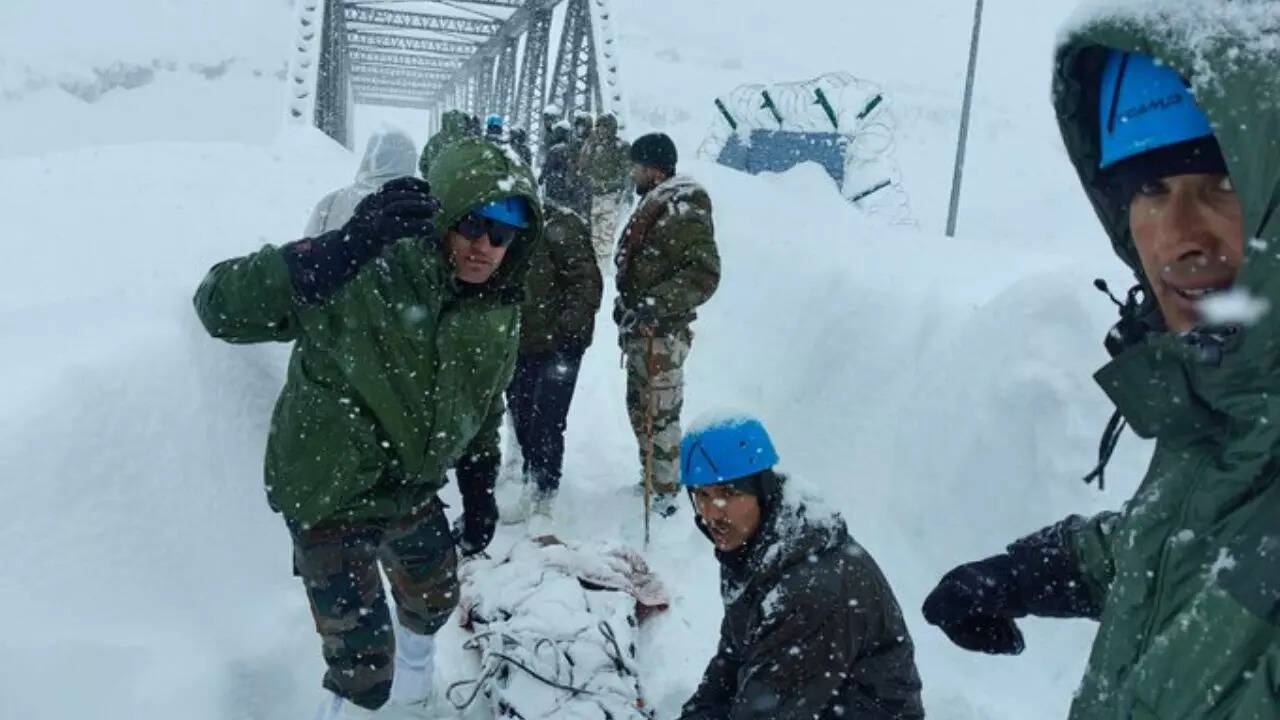 हिमस्खलन में 32 लोगों को बचाया गया