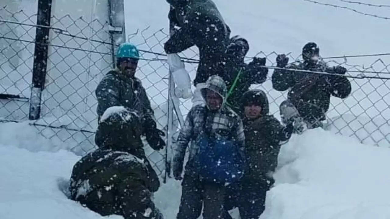बर्फ के नीचे दबे बीआरओ के मजदूर