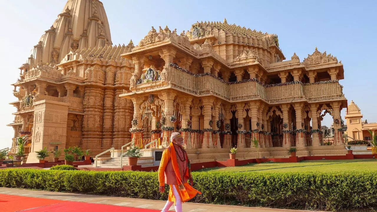 सोमनाथ मंदिर में पीएम ने किया दर्शन-पूजन