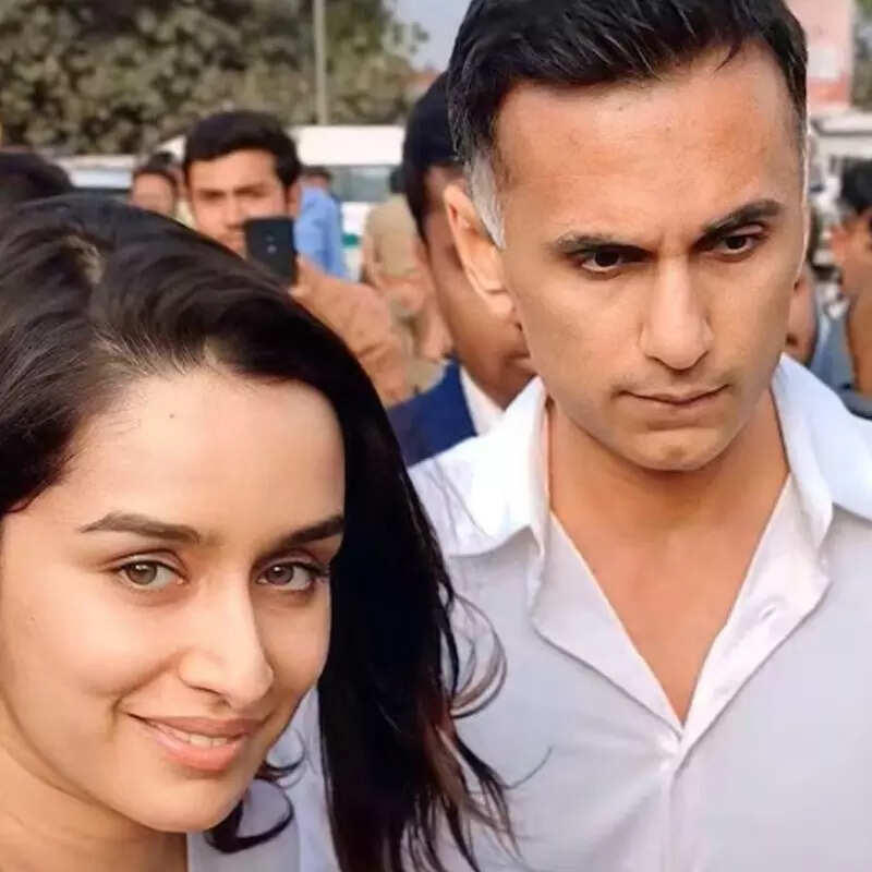 श्रद्धा कपूर से तीन साल छोटे हैं राहुल