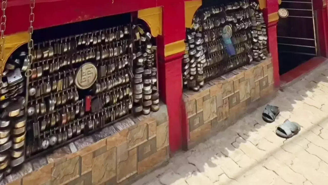 लंदन में भी ताले वाला  ब्रिज