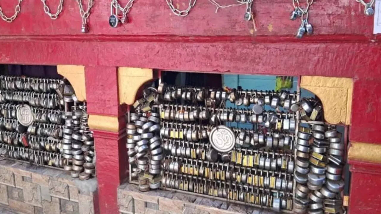 हर तरफ ताले ही ताले