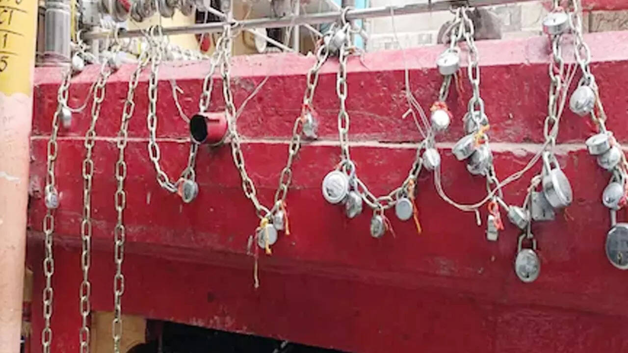 मंदिर में 50 हजार ताले लगे