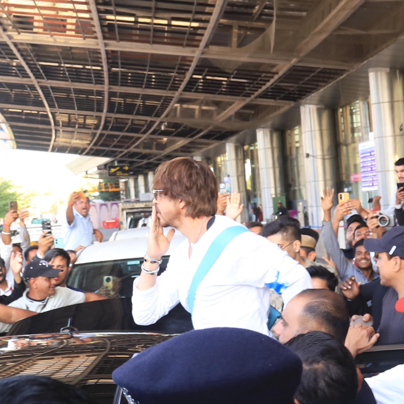 Shah Rukh Khan ने फैंस को दी फ्लाइंग किस