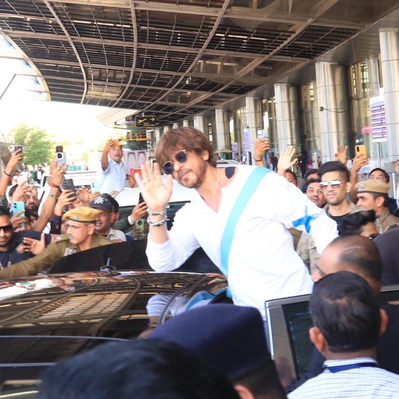Shah Rukh Khan ने जयपुर के लोगों को हाथ हिलाकर कहा हाय