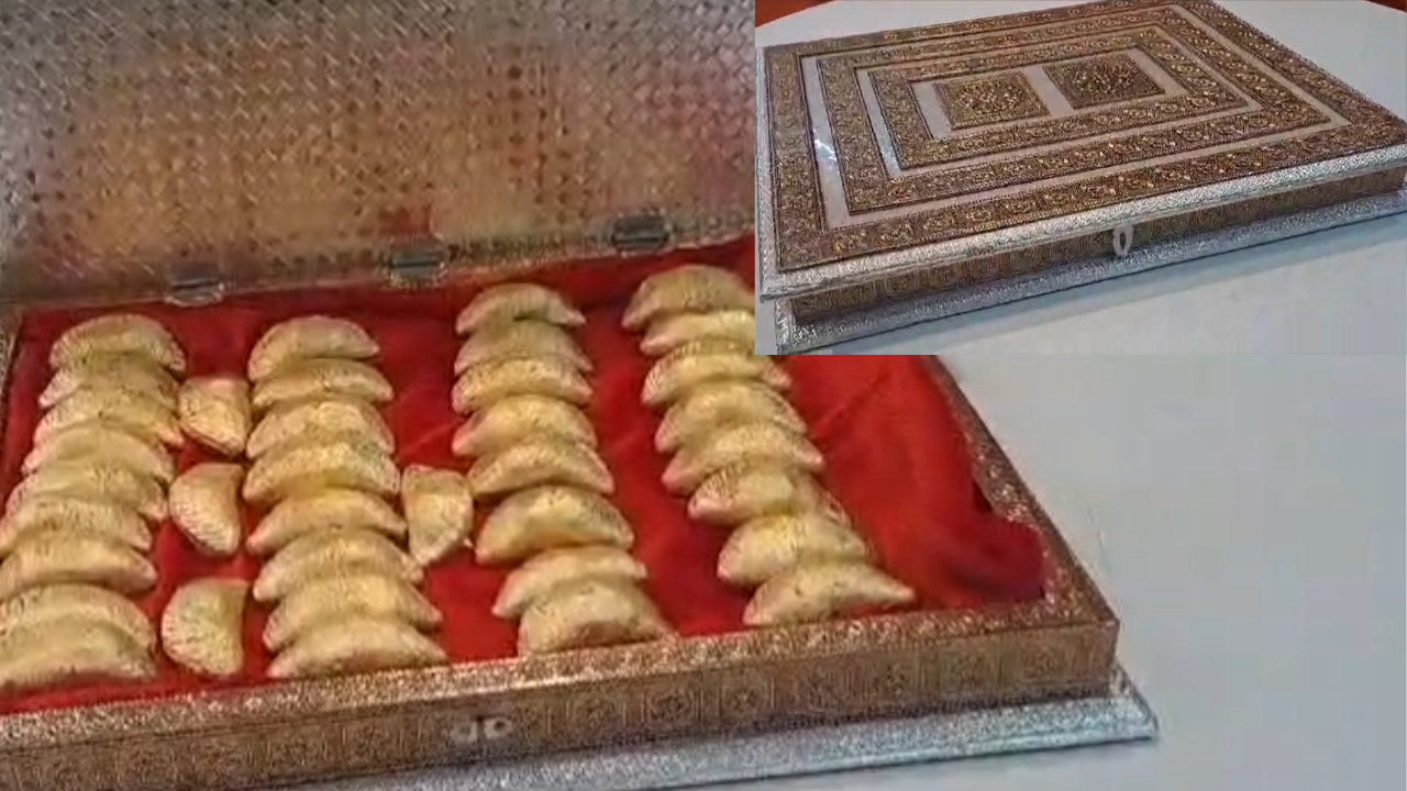 सिंगल गुझिया भी पैकेजिंग में